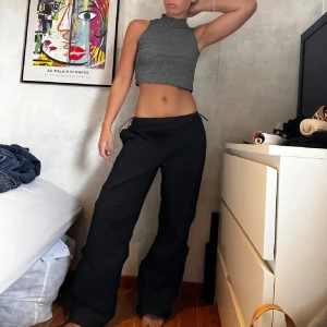 Paraschute byxor - Så coola parashutebrallor!! Dragsko i midjan och anklar för justerbar passform. 