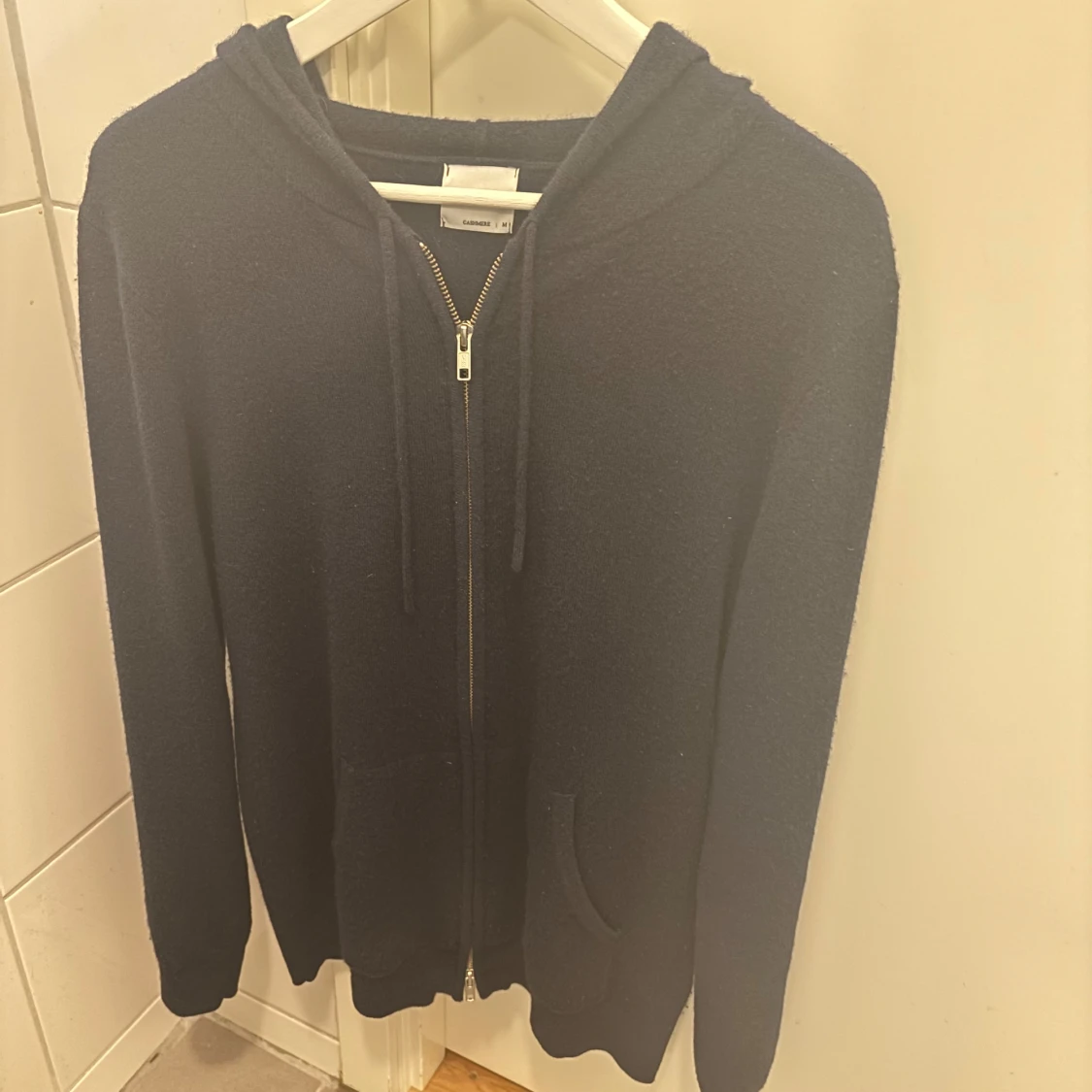 Mörkblå kashmir hoodie från John Henric - 90