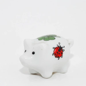 SÖKER/EFTERLYSNING!!! LITEN PORSLIN GRIS! Skriv om du har en sån! - 2023 köpte jag denna grisen av en tysk tant och hon berättade en så rörande historia.. jag älskar den verkligen så mycket. Men i ena sekunden var den vid mig,andra sekunden bara försvann den. Hittar den inte någonstans och jag blev så ledsen. Min gammelmorfar dog 4 dagar innan och grisen var en lycko gris så det kännes liksom bättre.Och blev så besviken. Den kommer från Tyskland och tanten hade fått den när hon var liten.. någon som har en?? Snälla skriv!!!