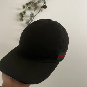 Gucci keps svart  - Bra skick den nyaste versionen. Tyvärr inga tillbehör