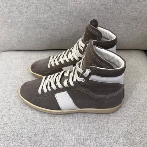 Saint Laurent SL/02H skor - Saint Laurent SL/02H sneakers. En mycket eftertraktad och sällsynt Saint Laurent modell! Storlek 41, men passar dig med 42. Box, extrapapper, dustbag m.m ingår🤝