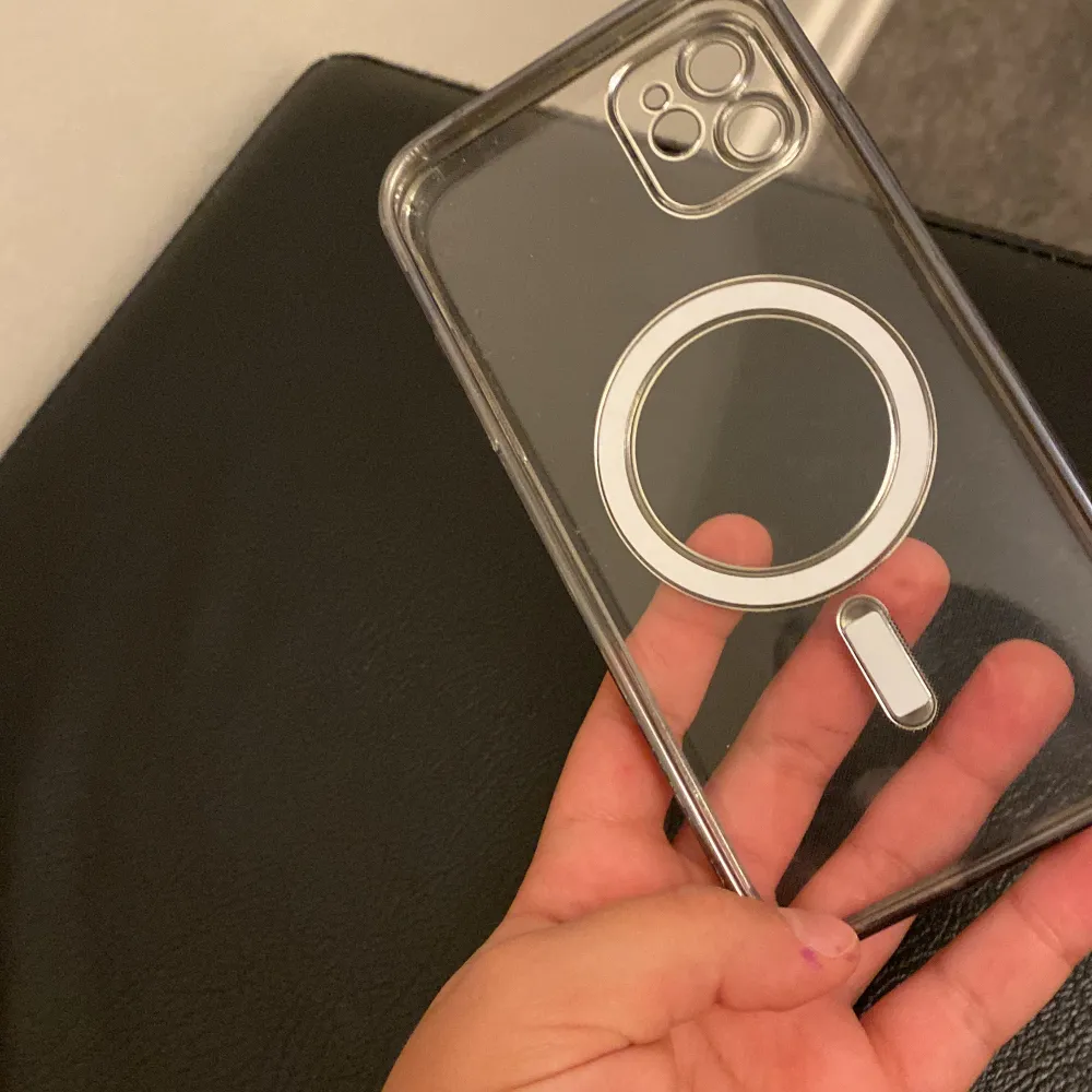 Säljer ett genomskinligt mobilskal med inbyggd MagSafe-ring. Skalet är designat för att passa perfekt runt kameran och har en stilren look. Perfekt för att skydda din telefon samtidigt som du kan använda MagSafe-tillbehör iPhone11.. Laukut & Käsilaukut.
