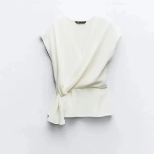 Vit omlett topp från zara - Använd 2 gånger. Inga defekter. Säljer för 200. Pris kan sänkas