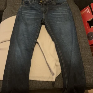 Blå jeans från Jack & Jones - Säljer ett par snygga blå jeans från Jack & Jones. De har en klassisk femficksdesign och är tillverkade i bomull för en bekväm passform. Perfekta för en avslappnad stil. Passar ungefär en som är runt 163-167, pris kan diskuteras vid snabber affär och byxorna är i nyskick endast prövade 