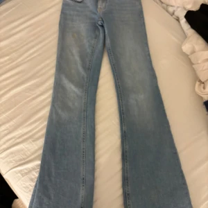 Ljusblå bootcut jeans från 157 - Snygga ljusblå bootcut jeans från 157 med låg midja. Klassisk femficksdesign och knappgylf. Perfekta för en avslappnad stil.