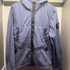 Stone island vind jacka  - En lätt bekväm vindjacka, regnavvisande. Skriv om frågor 