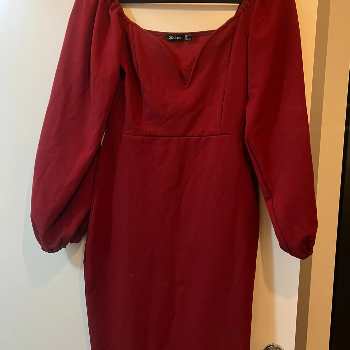 Vinröd klänning från Boohoo - 91