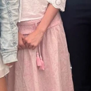 Hör av er om ni vill köp pris diskuteras - Söt rosa kjol med knytband och tofsar i midjan. Kjolen har en luftig och lätt design, perfekt för varma dagar. Den har en fin struktur och faller vackert. Då den är lite kort för mig❤️❤️lång kjol