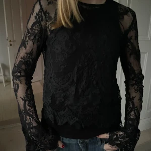 Genomskinlig spetstopp - Super snygg genomskinlig spetstopp från H&M! Använd fåtal gånger och är i super fint skick. Man måste bära ett linne under för att toppen är mycket genomskinlig, vilket jag gör på bilderna