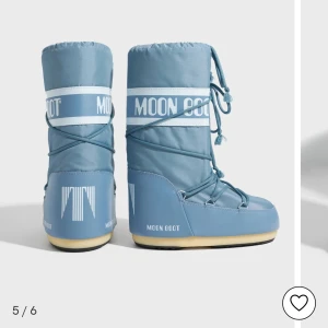 Blå Moon Boots med snörning - Snygga och varma blå Moon Boots med vit logga och snörning. Dom är helt nya i kartongen och det medföljer även en matchande vit gympapåse💕 Kan skicka bilder på dom om du vill☺️ Dem är stl 35-38 men skulle säga att dom är 38:) Priset kan diskuteras 