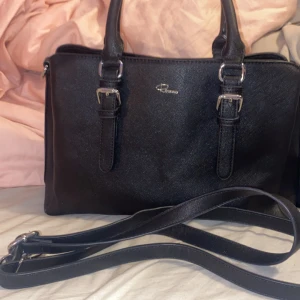 Rizzo väska - En väska från rizzo. Kommer med ett ytterfack med dragkedja, tre olika innefack där en av de har ett litet fack med dragkedja och en av de har två små fack. Kommer med ett handtag man kan reglera längden på samt ta bort om det önskas. Går inte att köpa i butik längre. Perfekt för skolan❤️Skulle säga iallafall att den kostade minst 800kr om ens det. 😊 Skriv om funderingar finns.