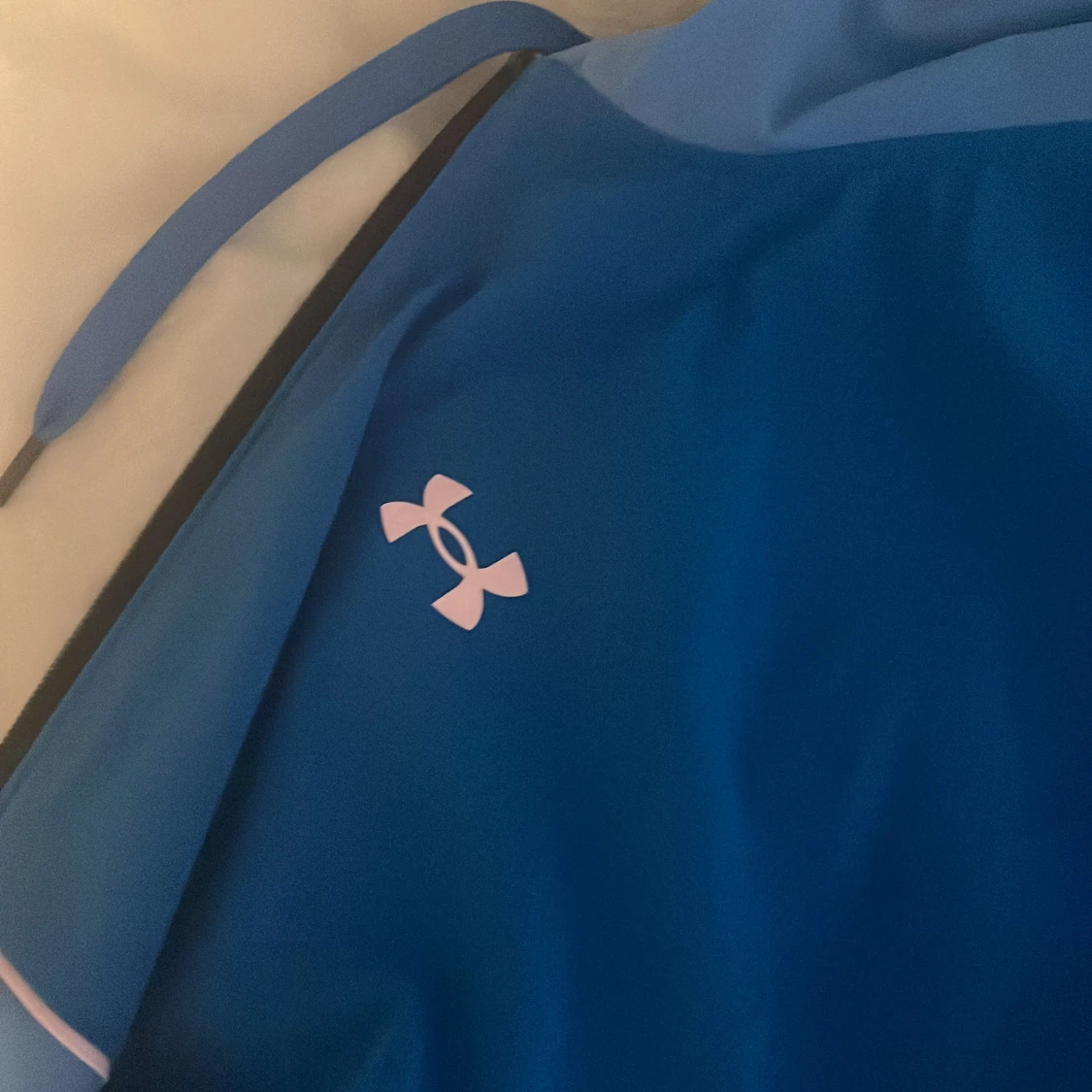Blå hoodie från Under Armour - 90