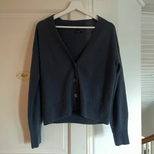 Kofta i ull och kashmir - Fin kofta från Massimo Dutti i 95% ull och 5% kashmir. Mörkblå/grå. Otroligt skön och o-stickig! Väldigt försiktigt använd. Nypris 1200kr.