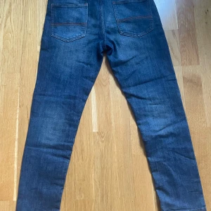 Mörkblå jeansbyxor - Snygga mörkblå jeans med en klassisk design. De har en skinny passform, storlek 152 för barn 