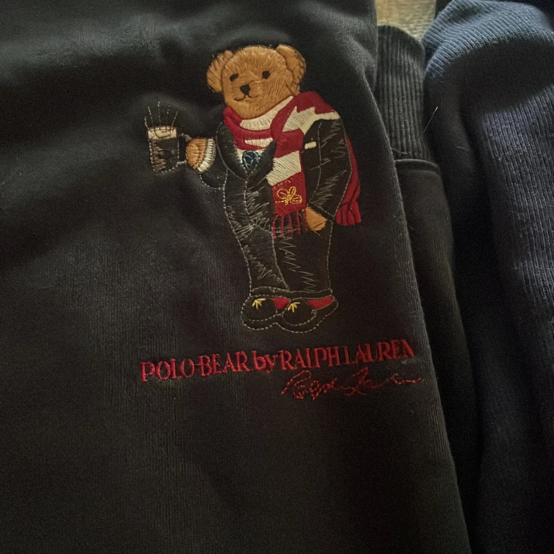 Svart tröja med nallemotiv och blå tröja med dragkedja från Ralph Lauren - 90