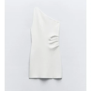 Vit oneshoulder klänning - Elegant vit oneshoulder klänning med en stilren design. Perfekt till studenten. Passar både storlek S och M 