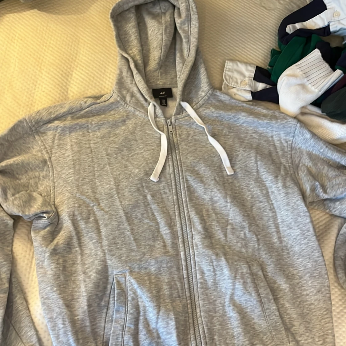 Grå huvtröja från H&M - 90