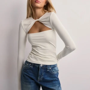 Vit långärmad topp  - Otroligt fin topp från Nelly! Helt oanvänd med lappen kvar pga fel storlek. Nypris 300kr. 