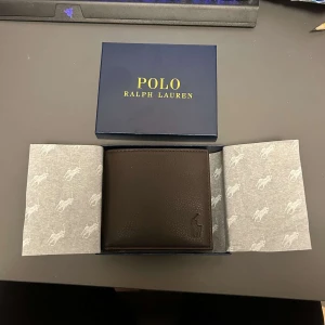 Ralph lauren plånbok(helt ny) - Helt ny raffe plånbok med tags. Pris kan diskuteras o de e äkta såklart!