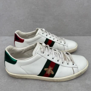 Gucci ace bee skor - Ett par feta Gucci ace bee || perfekta mot våren & sommaren || strlk 39 || skicket är 7-8/10 || ingenting medföljer || hör av er vid intresse!!