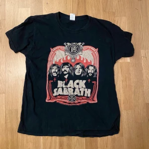  Black Sabbath t-shirt  - Asfet svart/mörkblå black sabbath t-shirt från Gildan med ett stort tryck av Black Sabbath på framsidan. Vem vill inte ha en tröja med ozzy på?! 😝🥰har inte använt alls mycket så 😛