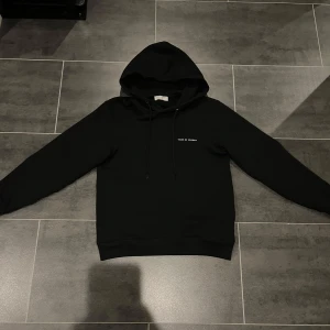 Tiger of Sweden  - Säljer nu denna Tiger of Sweden hoodie. Den är helt oandvänd och är riktigt skön! Det som är unikt med hoodien är att den har två fickor på varsin sida av hoodien!🤝