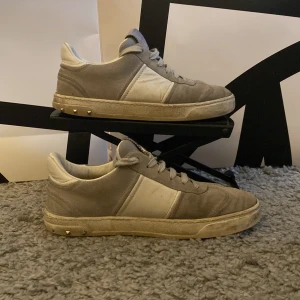 Valentino Flycrew skor  - Säljer nu dessa riktigt feta Valentino Flycrew skor för endast 799! Skorna är i ett ok skick, men saknar orginalsula. Några nitar saknas även på båda skorna, men de har mycket kvar att ge. Vid frågor och funderingar är det bara att skriva!😁✉️