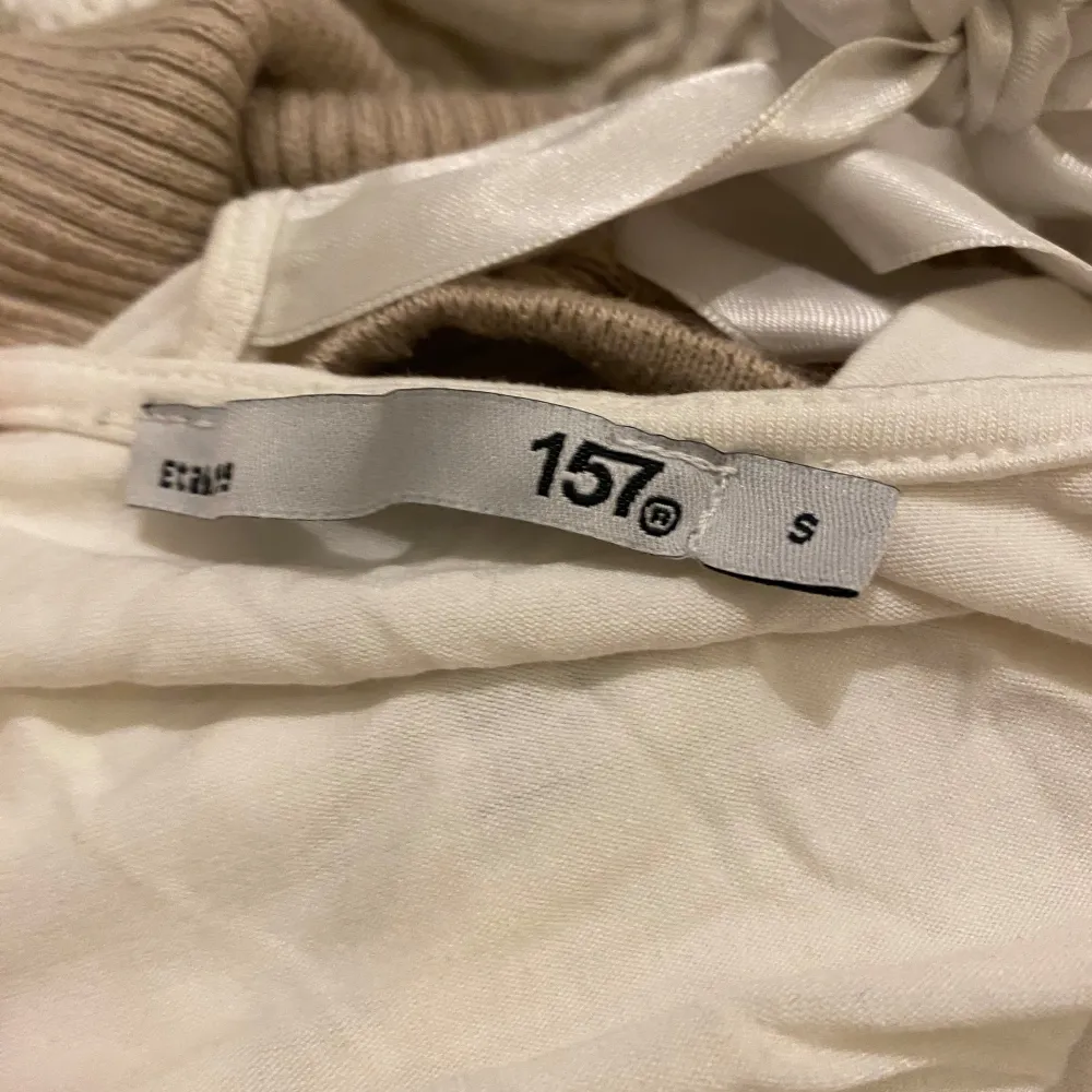 Säljer denna vita topp från 157 med korta ärmar och snygg knytning i ryggen. Använd en gång. Yläosat.