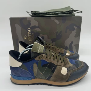 VALENTINO ROCKRUNNERS - - Valentino Rockrunners- Skick: 9/10 - Tillbehör: Enbart skorna - Storlek 41 sitter som 42 - Nypris ca 7500kr // DeluxeCloset