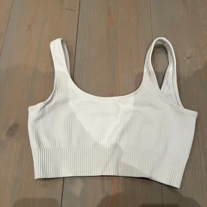 Aimn ribbed top S - Cloud ribbed top från Aimn. Bhn är använd men i fint skick. Ingen vaddering Storlek: S