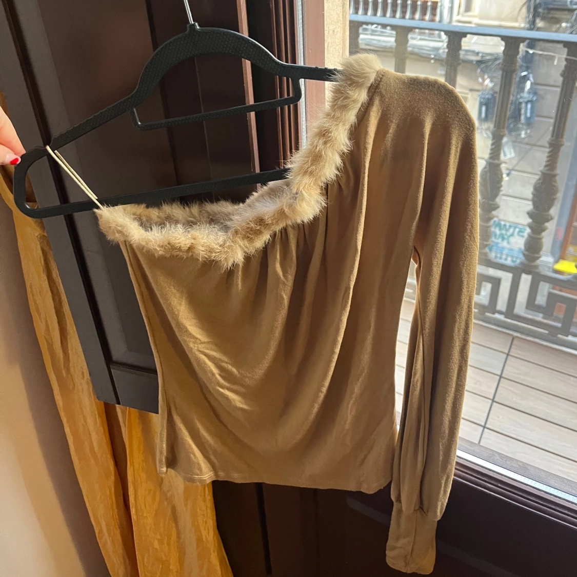 Beige oneshoulder topp från Maje - 90