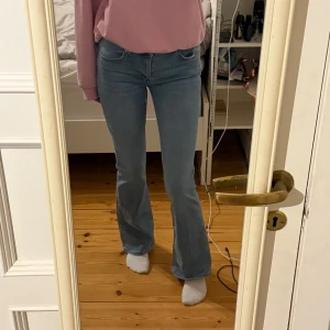 Blåa bootcut jeans - Blåa bootcut jeans med hyfsat låg midja. Inte alls mycket använda. Jag är 1,75cm lång.