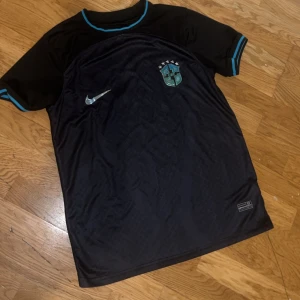 Brazil jersey  - Säljer min brazil jersey eftersom jag inte använder den. Den är använd och den är i perfekt skick. Storleken är S men den passar också för M. Skriv för mer information.
