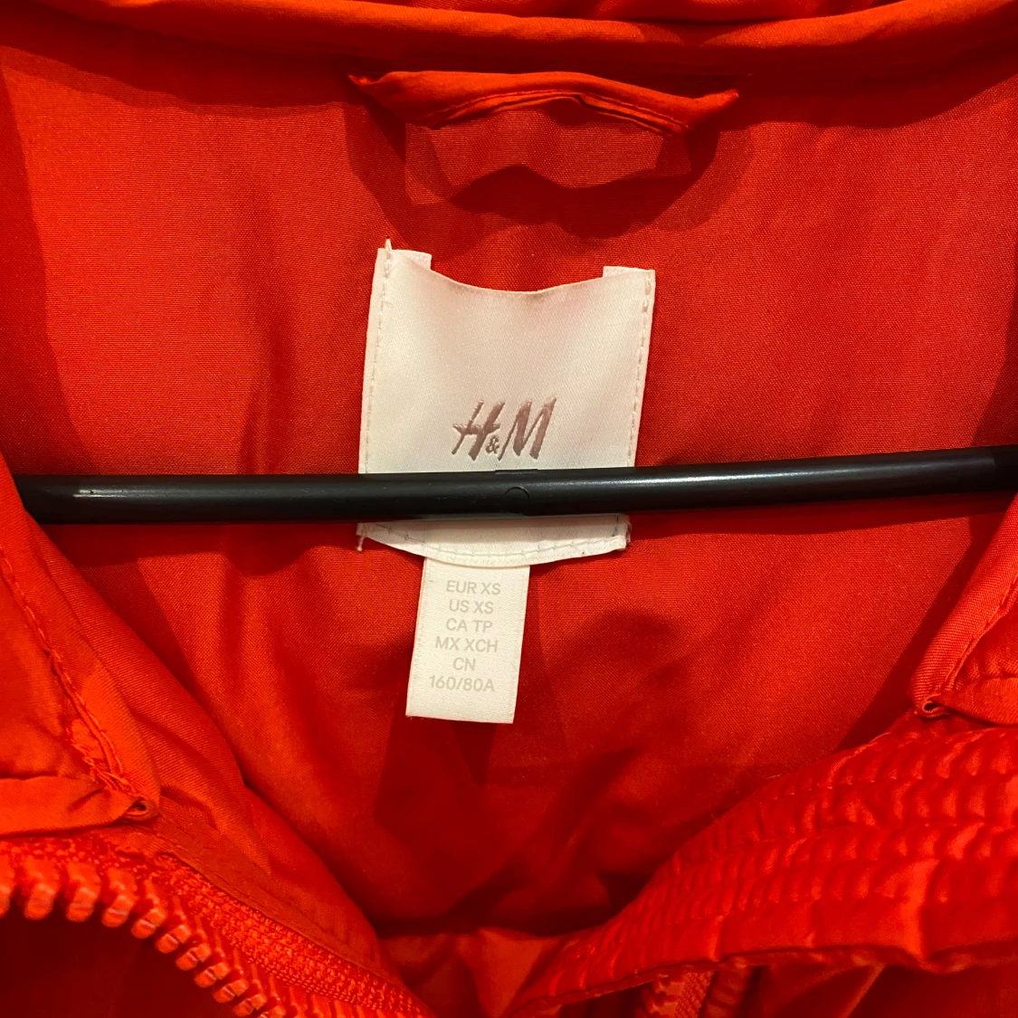 Röd pufferjacka från H&M - 90