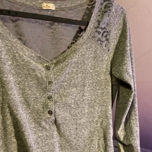Hollister topp - Cropped topp från hollister🎀 köpt vintage🎀 storlek S/XS🎀 super fina spets detaljer🎀 skriv vid frågor🎀