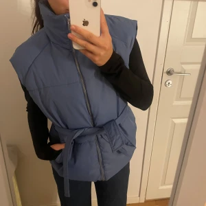 Blå dunväst med knytband - Nyskick. 36-38