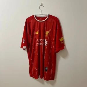 Liverpool fotbollströja ”Firmino” - Säljer en sällsynt Liverpool fotbollströja. Tröjan har korta ärmar och spelarens namn och nummer 'Firmino 9' på ryggen. Perfekt för fans av laget! ⚽️ Storleken är XXL men passar L