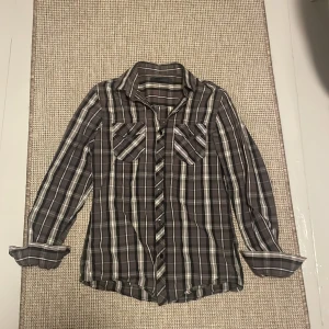 Rutig skjorta - Rutig skjorta random märke. Bra skick strl S. Skriv gärna för fler bilder eller frågor 🙌