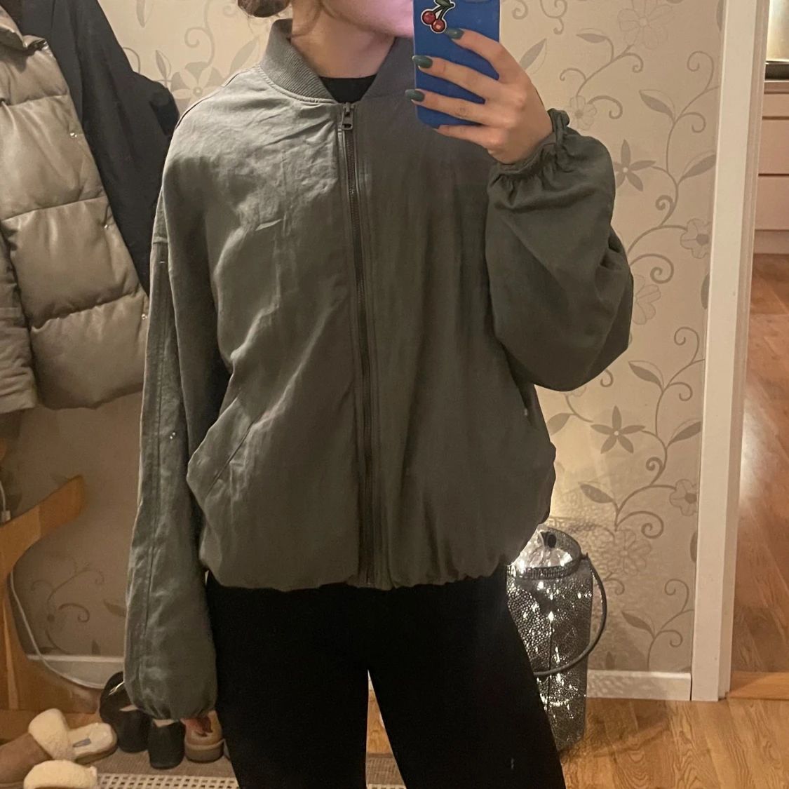 Grå bomberjacka ifrån pull&bear - 90