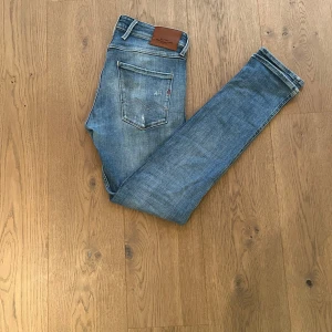 Replay jeans med slitningar - Säljer mina replay jeans som är i okej skick.
