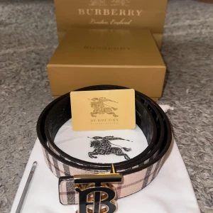 Tvåsidigt burberry bälte - Tvåsidigt burberry bälte i nyaste skick, pris kan diskuteras 