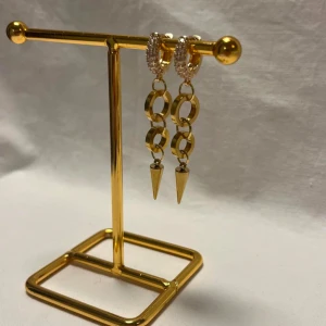 Örhängen  - Väldigt fina örhängen! Finns i guld.  Köp för 109kr/st Eller 199kr/paret. Modell 138 Smyckes ställningen finns även att köpa för 299kr!