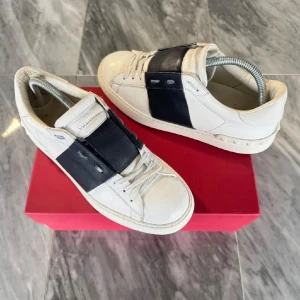 Valentino skor - Säljer nu mina ass snygga valentino skor då jag inte använder dom längre och köpt nya. Det är inga hål i dom och sparsamt använda. Storlek 39 men passar även 40💕