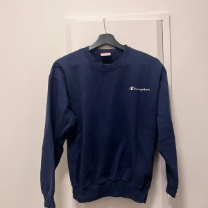 Mörkblå sweatshirt från Champion - Säljer en klassisk mörkblå sweatshirt från Champion. Tröjan har en rund halsringning och långa ärmar. Perfekt för en avslappnad stil. Storlek XL men i barnstorlek så den sitter som en S 