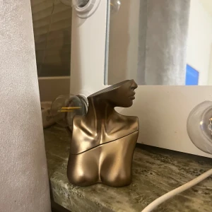 Billie Eilish Parfym  - En 30 ml parfym från Billie Eilish, väldigt söt vanilj doft med kryddiga noter. Säljer pga för stark doft för mig. Använd ett fåtal gånger, se bild 2 för att se hur mycket produkt som finns kvar. Nypris 479kr