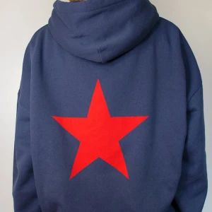 Mörkblå hoodie Subdued - En mörkblå hoodie med en röd stjärna på ryggen och en liten röd stjärna fram. Från Subdued och fint skick, storlek S❣️