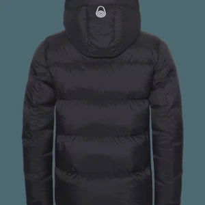 Svart dunjacka med huva - Snygg svart dunjacka med huva och ett stilrent märke på baksidan. Perfekt för kalla dagar med sin quiltade design som håller värmen inne. Jackan har en modern look och passar bra till vinterns alla äventyr.