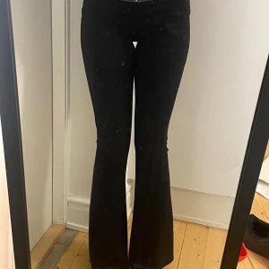 Svarta bootcut byxor från Gina Tricot - Snygga svarta bootcut byxor från Gina Tricot i modellen Basically Basics. Perfekta för en stilren look med sin klassiska svarta färg och bekväma passform.