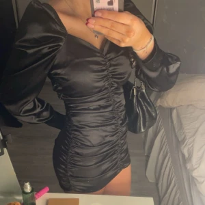 klänning från NA-KD - Super fin svart klänning som passar bra till nyår och annat🎀 använd kanske 5 gånger.