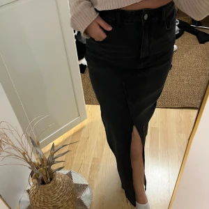 Svart jeanskjol med slits - Knappt använd men jätte classy 🤩